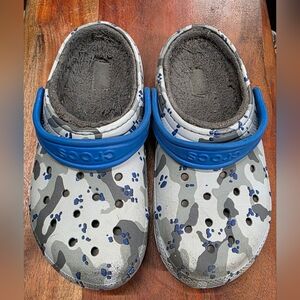 Crocs Unisex-Child Classic Lined Camo Clog W/Blue Strap Size J-3